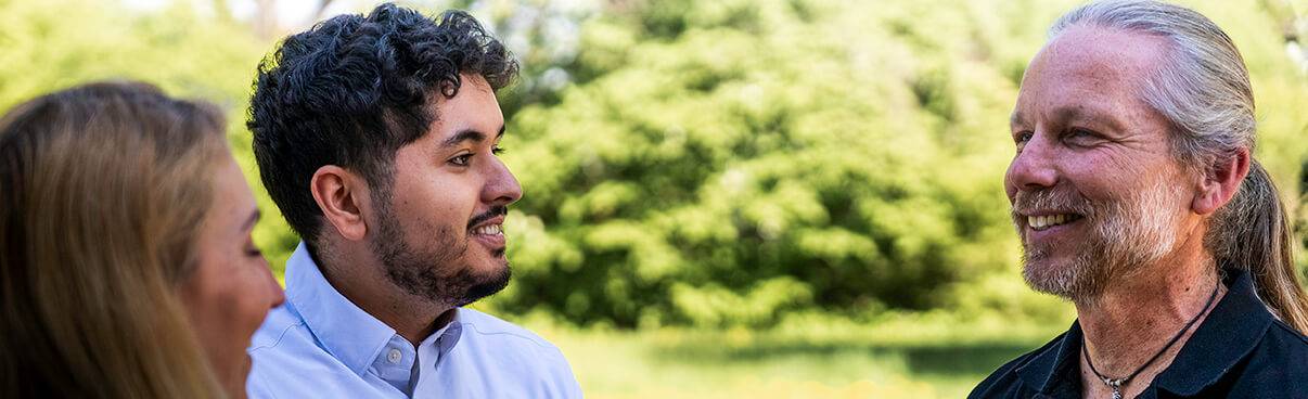 Wivertis Mitarbeitende im Gespräch vor dem Büro